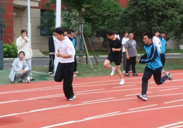 促进不同学段学生之间的交流为给互相学习的渠道