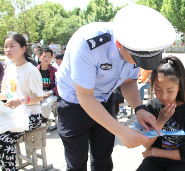 宣传教育打出一套组合拳针对村庄学生交通安全认知单薄的问题